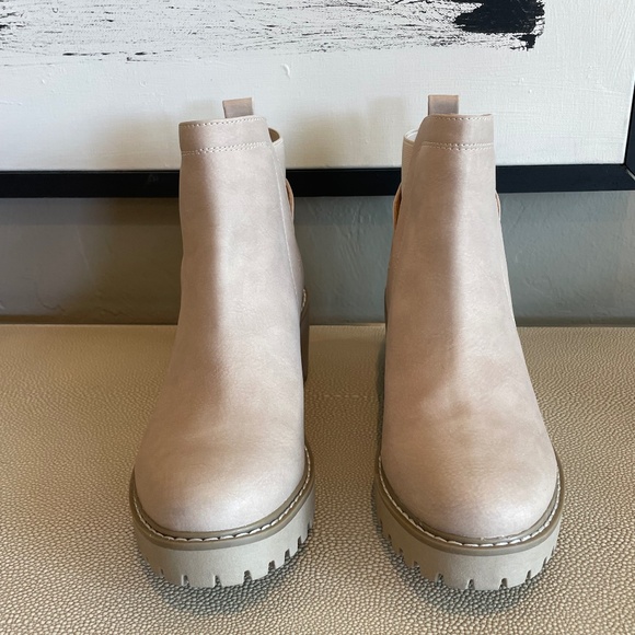 Dolce Vita Rielle Lug Sole Ankle Boots ~NEW~ - Picture 1 of 6